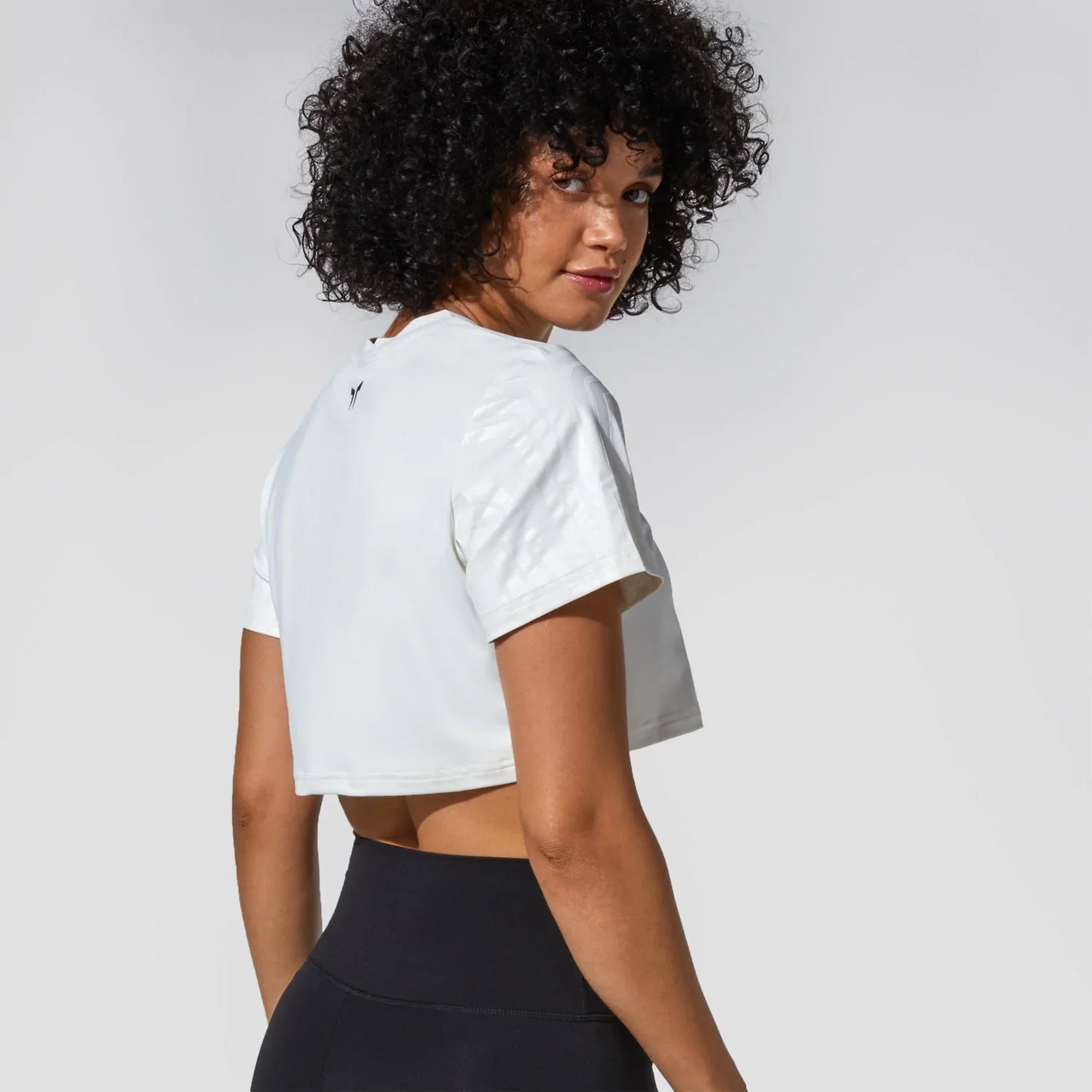 Áo crop top họa tiết sóng mắt